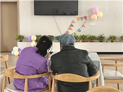 當(dāng)你老到忘了世界，我該拿什么來(lái)愛(ài)你